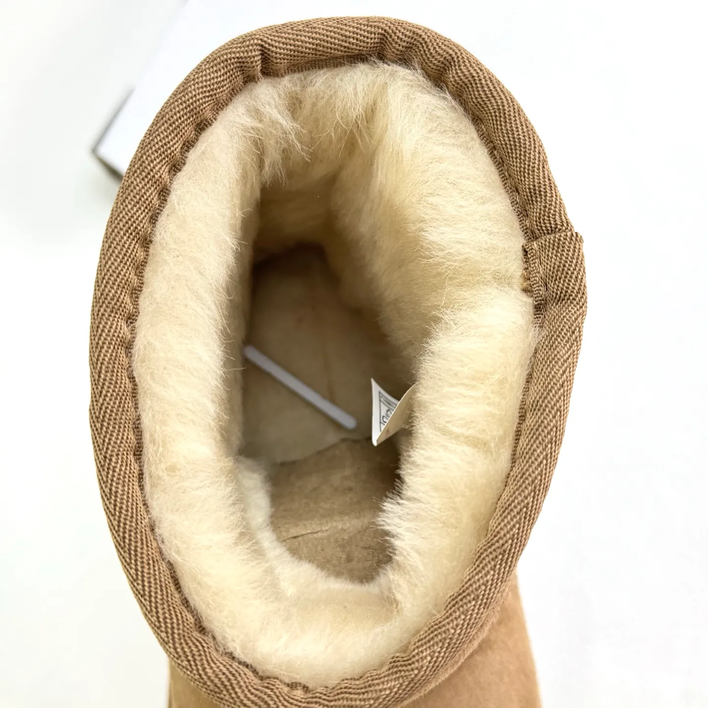 💰360 6222 Classic Mini II Mini classic short boots 2.0 Shoe shaft height: about 14CM Upper: Made of 17mm fur-integrated sheepskin, with a pre-treated water-repellent and anti-fouling coating Insole: 17mm sheepskin insole Sole: Treadlite by UGG™ light wing technology outsole - non-slip, cushioning, wear resistance, and good elasticity Heel: Leather heel label with embossed brand LOGO Size:35 36 37 38 39 40
